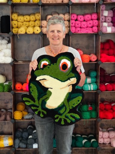 Workshop mit 1 Teilnehmern die ihren eigenen Teppich gemacht haben.