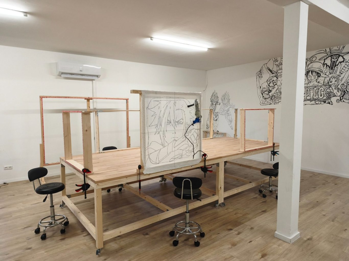 Ein kreativer Arbeitsraum mit Tuftingrahmen, Stühlen.