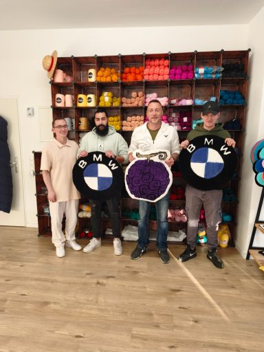 Workshop mit 3 Teilnehmern die ihren eigenen Teppich gemacht haben.
