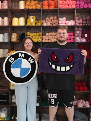 Workshop mit 2 Teilnehmern die ihren eigenen Teppich gemacht haben.